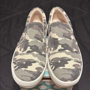 Steve Madden Gray Camouflage Slip-Ons